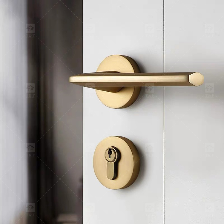 Luxury Gold Magnetic Silent Wooden Door Handle with Split Bedroom Lock Modern Design for Indoor Household for Villas