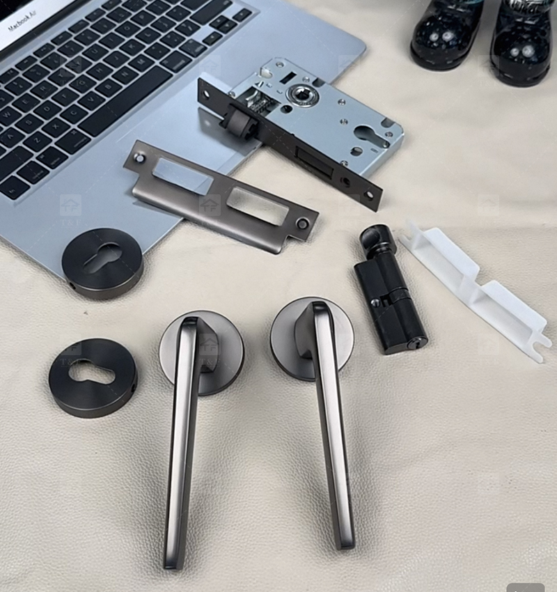 New Arrival Modern Matt Black 304 Stainless Steel Door Lever Handle for Bedroom Villa & Hotel Use with Comfortable Grip